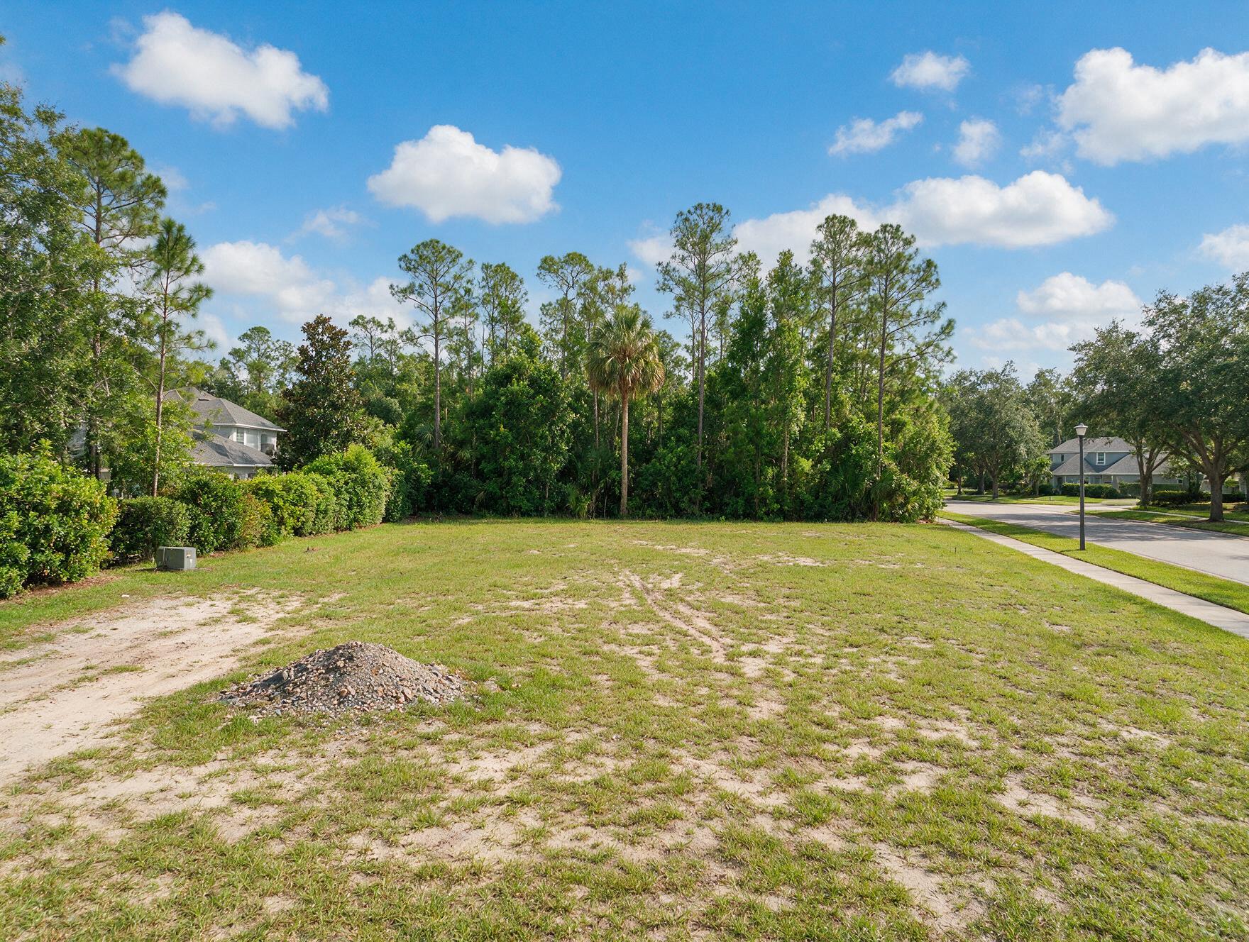 Vacant residential lot in Windermere, Florida before Cmax GC custom home construction